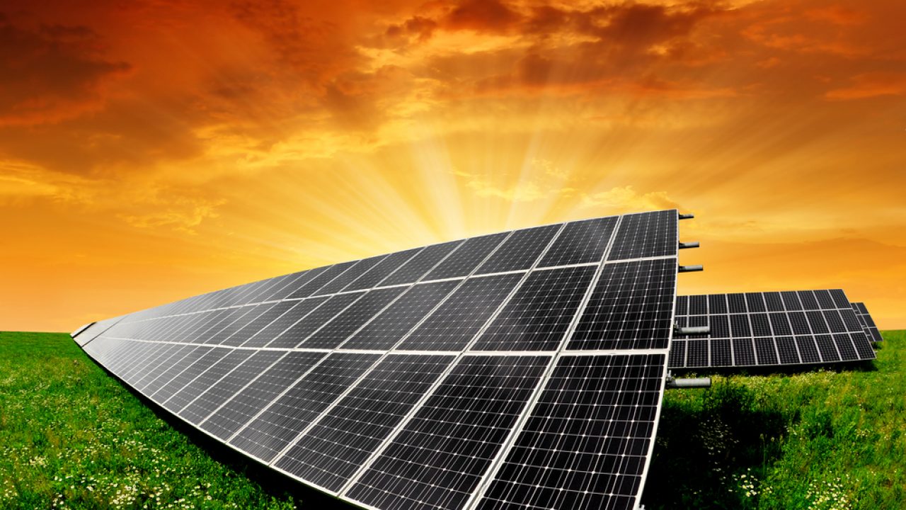 La inversión en energía solar adelanta por primera vez al petróleo