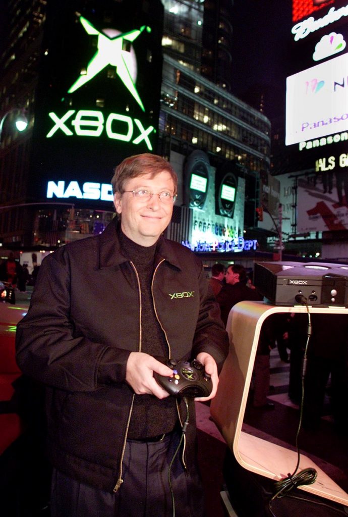 Bill Gates with Xbox NYC 2001 Bill Gates en la presentación de Microsoft Xbox